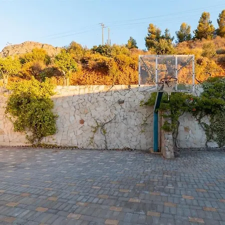 Villa Manu, A Fair Living *