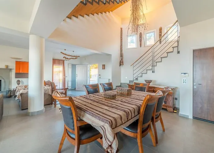 Villa Manu, A Fair Living *