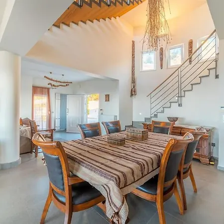 Villa Manu, A Fair Living *