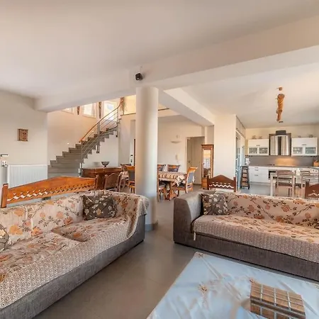 Manu, A Fair Living Χερσόνησος