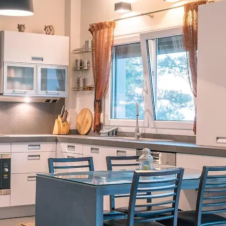 Manu, A Fair Living Χερσόνησος