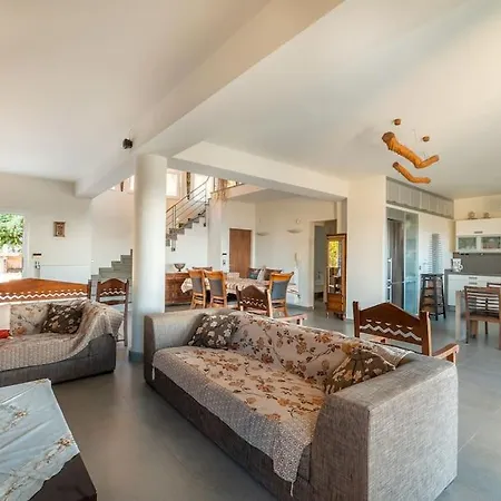 Manu, A Fair Living Χερσόνησος