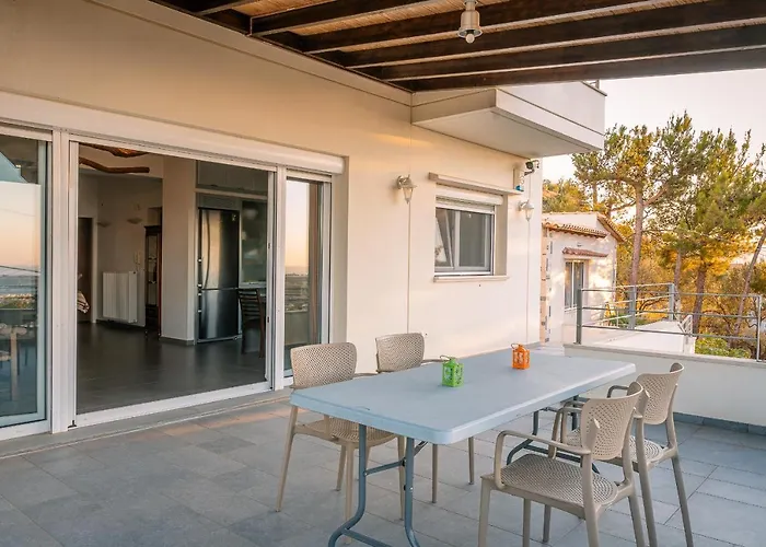 Villa Manu, A Fair Living