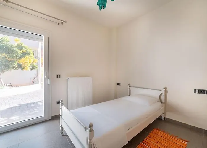 Villa Manu, A Fair Living