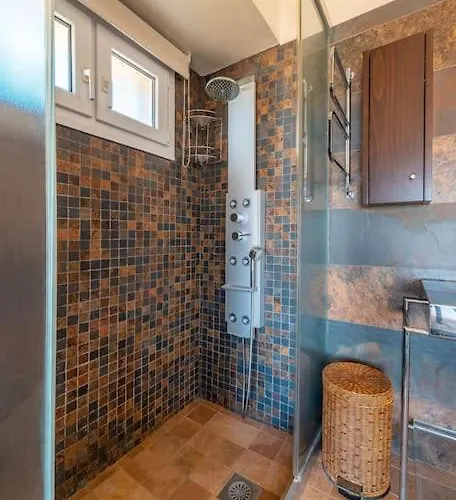 Manu, A Fair Living Χερσόνησος