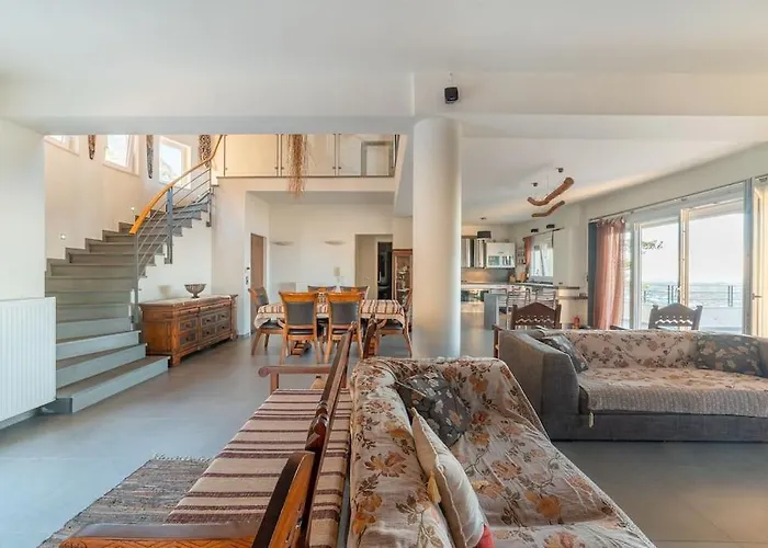 Manu, A Fair Living Villa Herszonisszosz