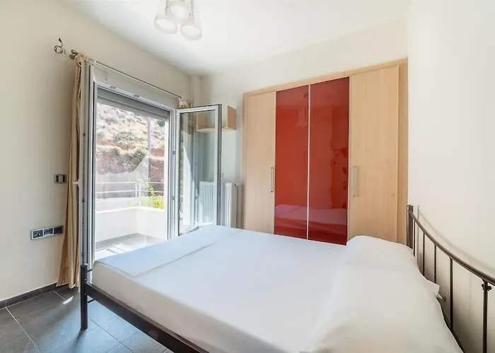 Villa Manu, A Fair Living Herszonisszosz