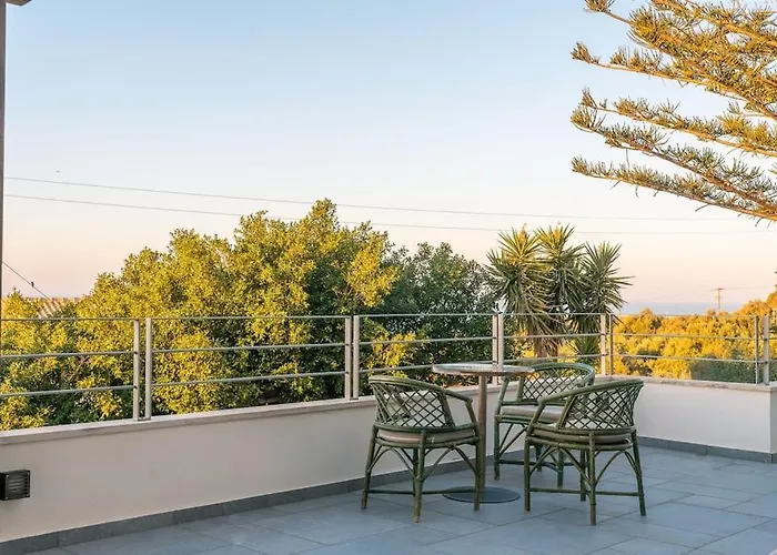 Villa Manu, A Fair Living Herszonisszosz