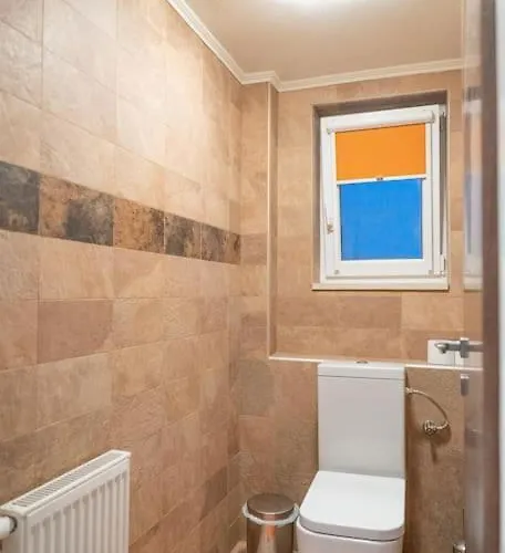 Βίλα Manu, A Fair Living