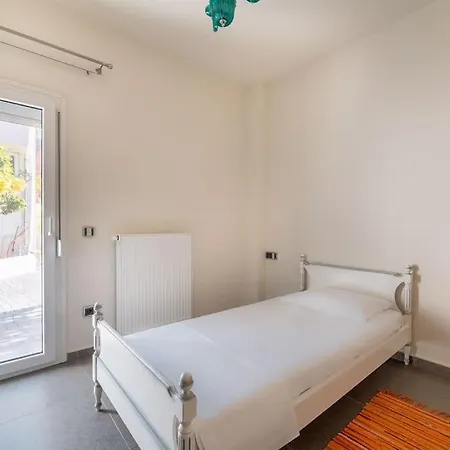 וילה Manu, A Fair Living