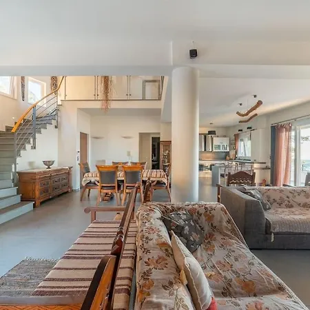 Manu, A Fair Living וילה הרסוניסוס